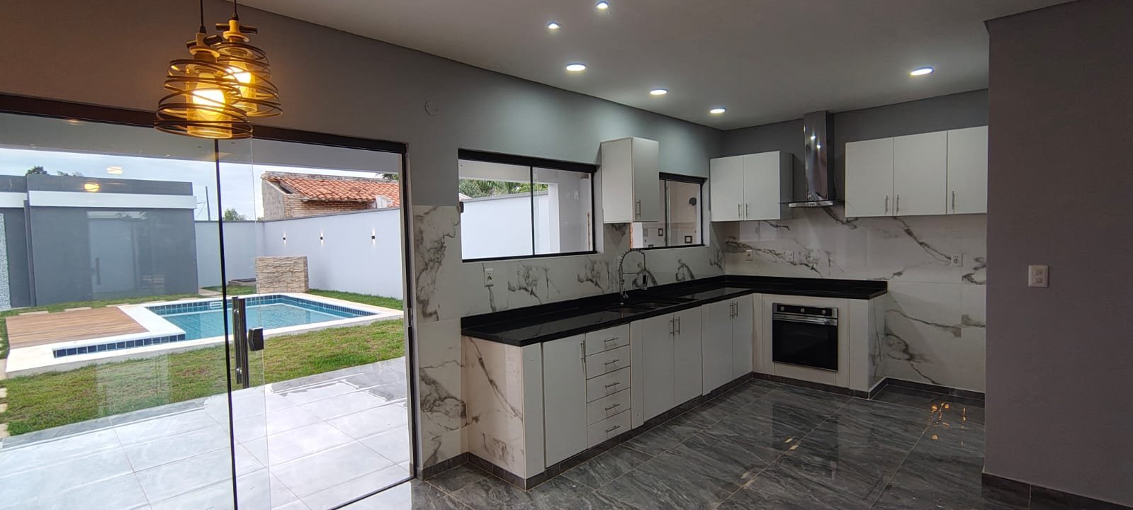 Piscina con cascada y deck